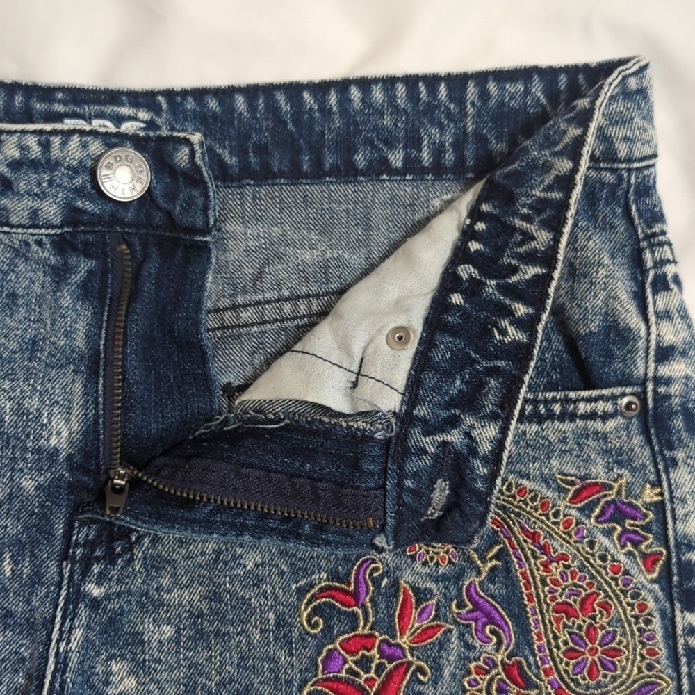 BDG Freja Embellished Mid-Rise Denim Cutoff Short, Color Bandana Wash Size 27 - Picture 11 of 16